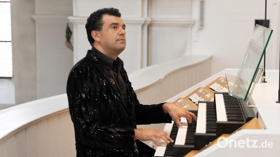 Paolo Oreni während einer Improvisation an der Voit-Orgel in Erbendorf. Der international bekannte Konzertorganist überzeugte mit beeindruckender Virtuosität – ohne Notenblatt. Bild: Roland Wellenhoefer