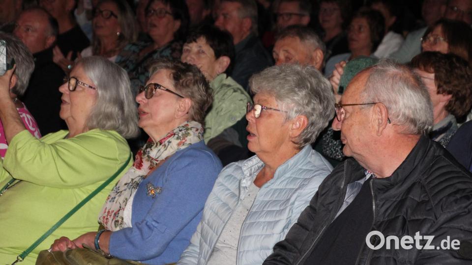 Die Fans von Tom und Basti singen begeistert mit. Bild: Konrad Rosner