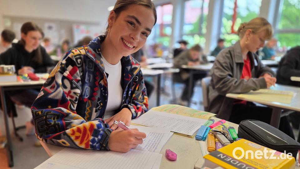 Die Schülerinnen und Schüler der FOSBOS Amberg während ihrer Abschlussprüfung im Fach Deutsch. Bild: Heidi Selch-Witt