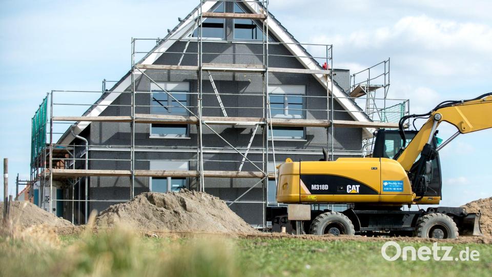 Die Baugenehmigungen ziehen wieder an. (Archivbild) Bild: Hauke-Christian Dittrich/dpa/dpa-tmn