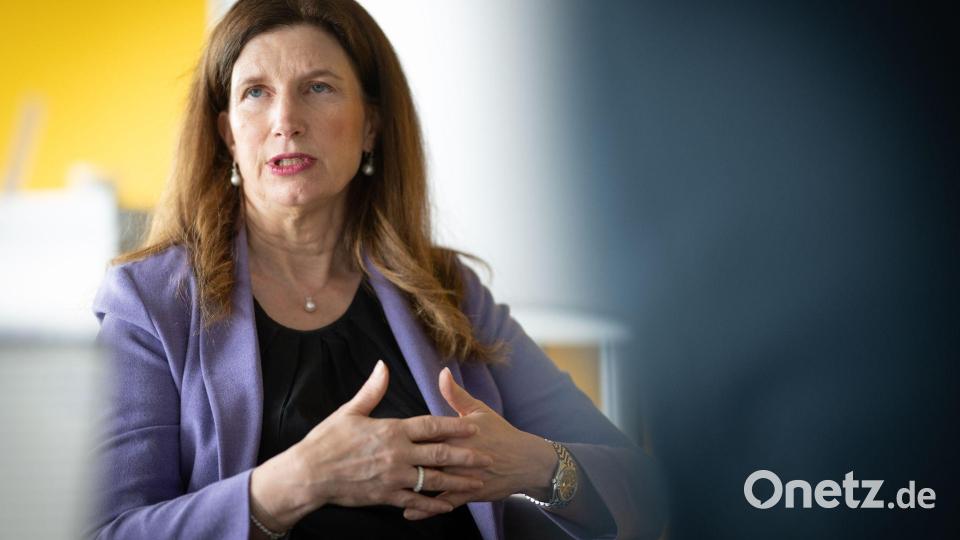 Commerzbank-Chefin Bettina Orlopp will mit ambitionierten Zielen eine Übernahme abwehren. (Archivbild) Bild: Boris Roessler/dpa
