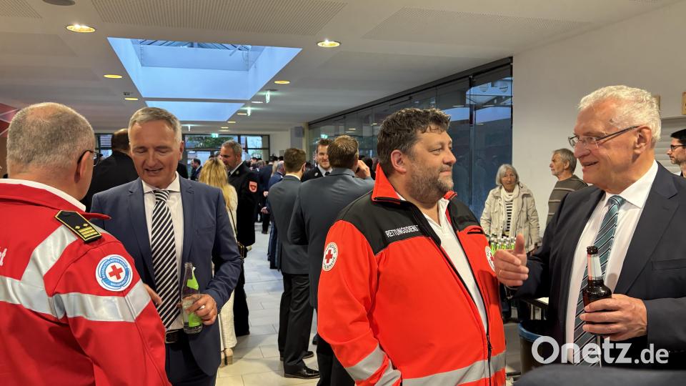 Joachim Herrmann (rechts) zum Blaulichtemfpang in Ursensollen. Bild: lei