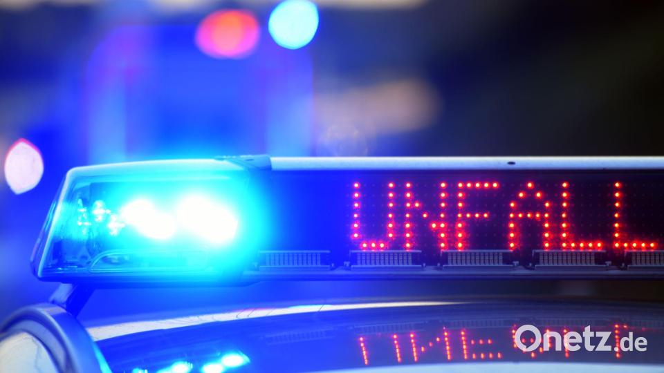 Sechs teils Schwerverletzte gab es am Sonntag bei einem Verkehrsunfall auf der B299 bei Mitterteich. Eine Frau befindet sich mittlerweile nicht mehr in akuter Lebensgefahr. Symbolbild: Stefan Puchner/dpa