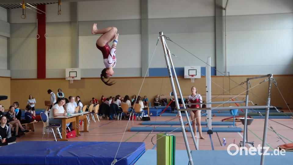 Beim Top-Ten-Cup in Erbendorf zeigten 120 qualifizierte Turnerinnen des Turngaus Oberpfalz-Nord ihr Können an Sprung, Stufenbarren, Balken und Boden. Bild: Julia Ritter
