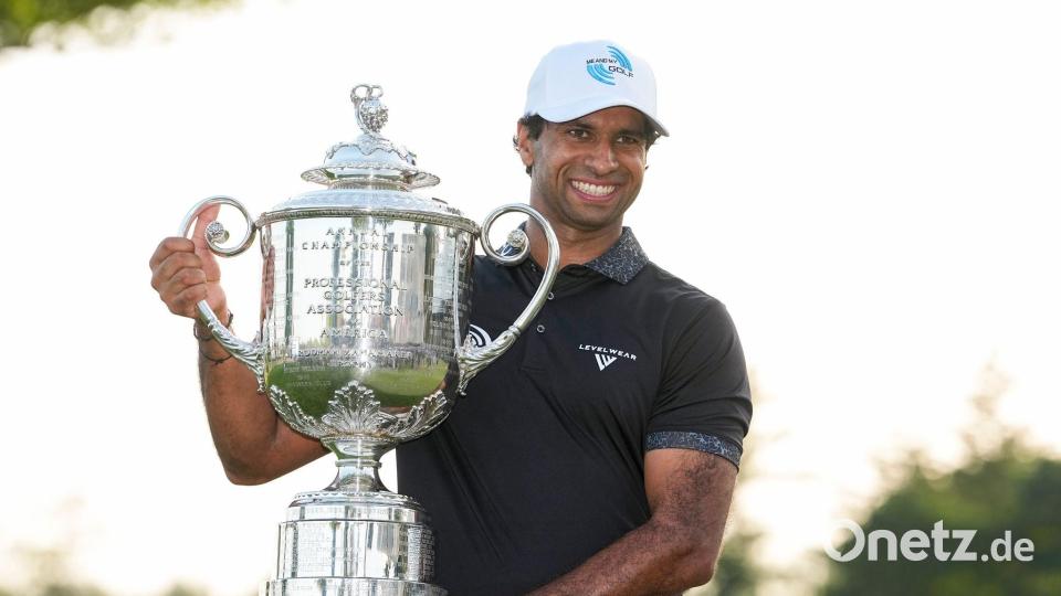 Aaron Rai erhielt für seinen Sieg bei der PGA Championship die Wanamaker-Trophäe. Bild: Frank Franklin II/AP/dpa