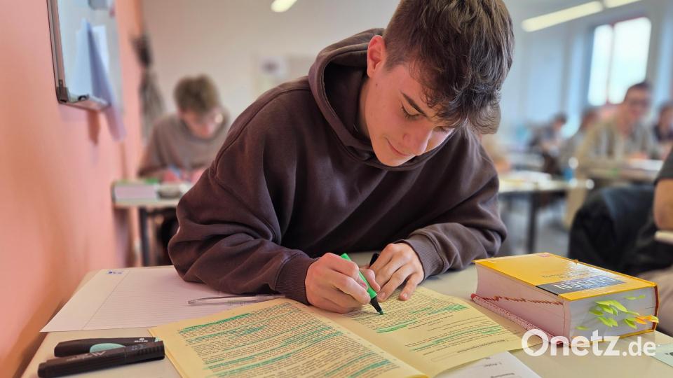 Die Schülerinnen und Schüler der FOSBOS Amberg während ihrer Abschlussprüfung im Fach Deutsch. Bild: Heidi Selch-Witt