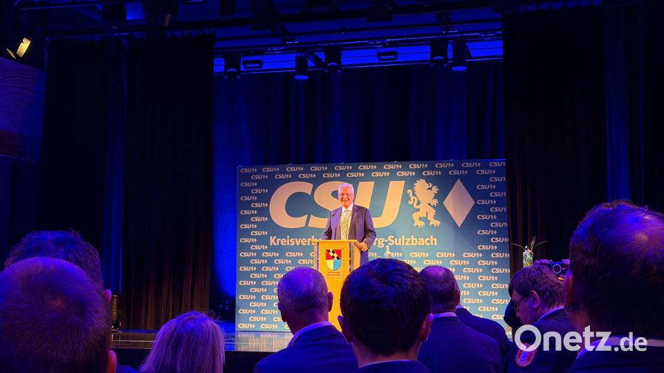 Joachim Herrmann zum Blaulichtemfpang in Ursensollen. Bild: lei