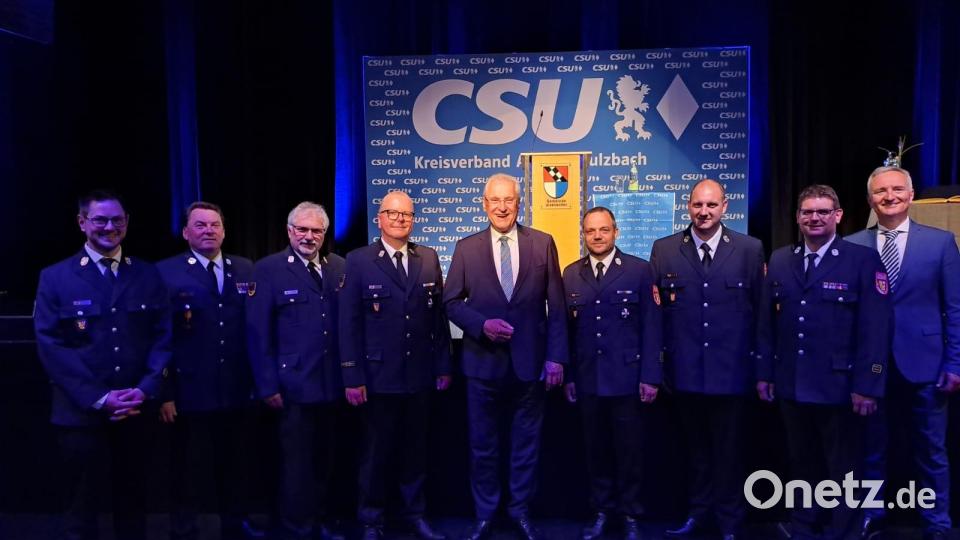 Joachim Herrmann zum Blaulichtemfpang in Ursensollen. Bild: lei