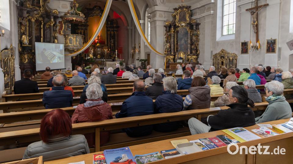 Blick in das Kirchenschiff der Stadtpfarrkirche Mariä Himmelfahrt in Erbendorf: Über eine große Leinwand konnten die Besucher das virtuose Spiel von Paolo Oreni auf der Empore live mitverfolgen. Der Altarraum war in den italienischen Nationalfarben Grün, Weiß und Rot illuminiert. Bild: Roland Wellenhoefer
