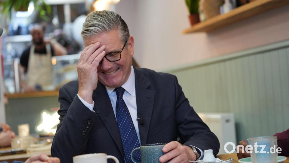 Starmer im Café Bild: Yui Mok/PA Wire/dpa