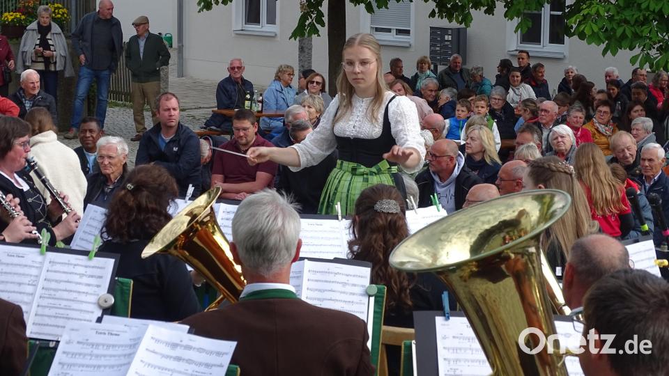 Erst standen Melodien von Ernst Mosch im Vordergrund, dann wurde ein Werk Beethovens rockig vertont: Lena Breitschaft dirigierte die Fensterbacher Jugendblaskapelle bei der Serenade am Wolfringer Dorfplatz. Bild: Houschka