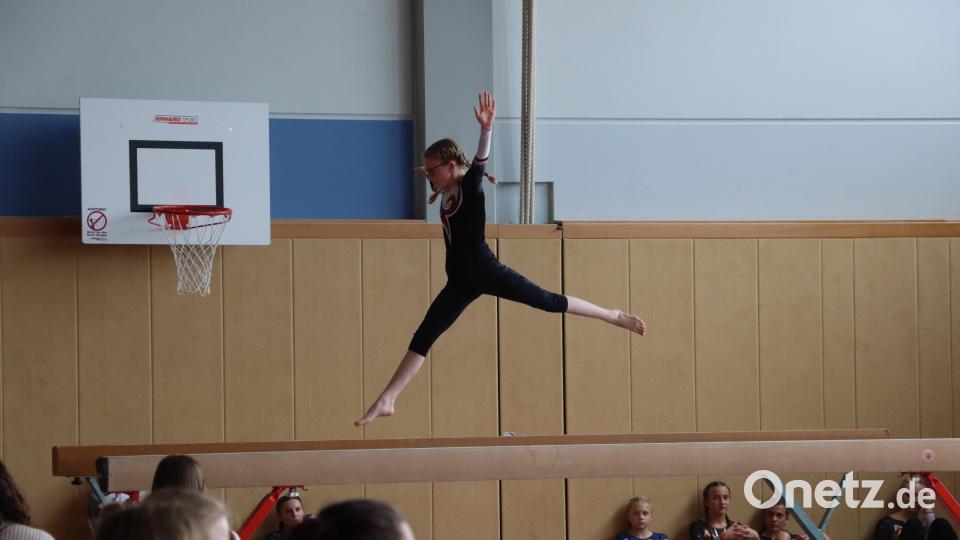 Beim Top-Ten-Cup in Erbendorf zeigten 120 qualifizierte Turnerinnen des Turngaus Oberpfalz-Nord ihr Können an Sprung, Stufenbarren, Balken und Boden. Bild: Julia Ritter