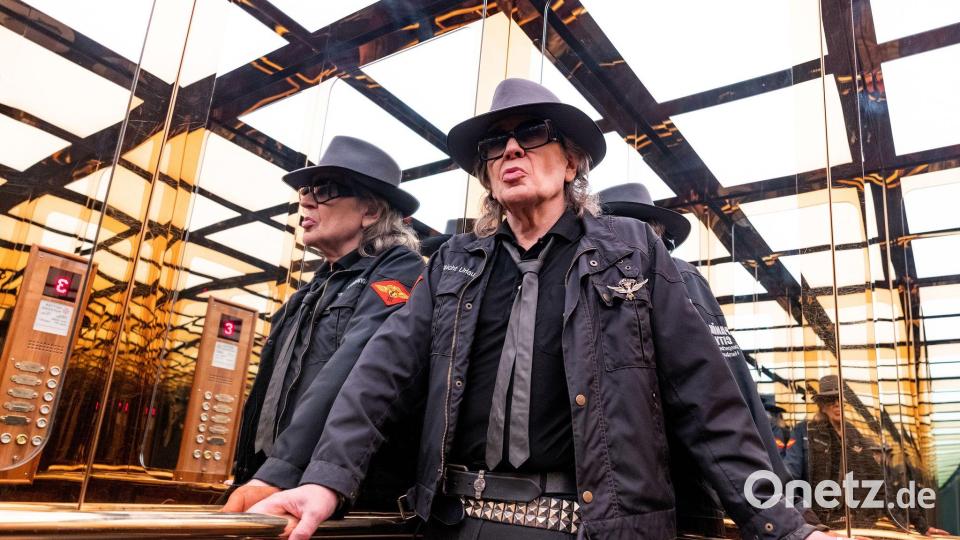 Udo Lindenberg im Fahrstuhl des Hotel Atlantic in Hamburg: Es geht in der Doku aber nicht nur um seine musikalische Karriere. Bild: Cornelia Quast/NDR/ARD/Tine Acke/dpa