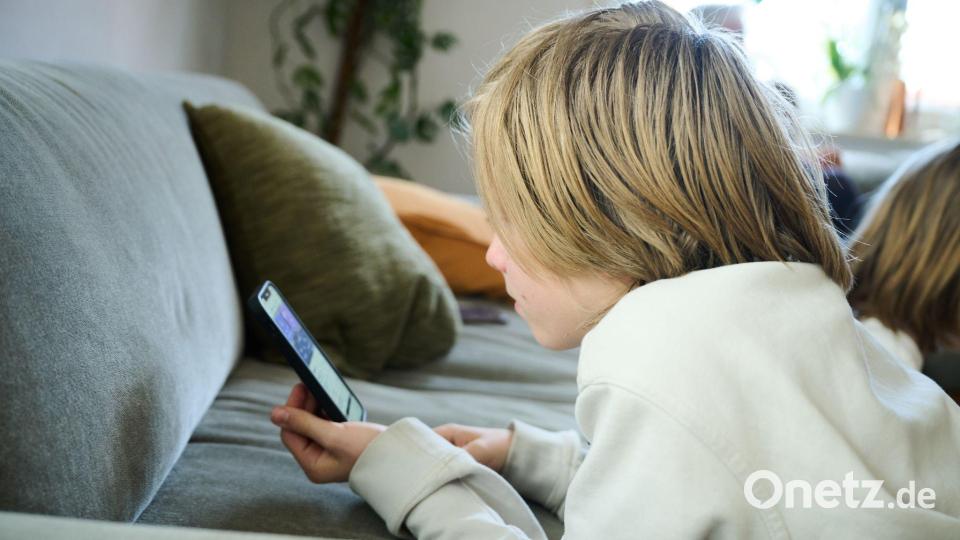 Einer Expertin zufolge sind Kinder heute viel jünger, wenn sie das erste Handy bekommen. (Archivbild) Bild: Annette Riedl/dpa