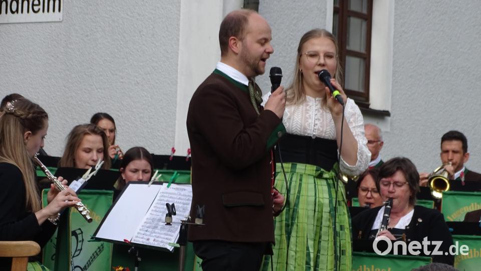 Zu den Klängen der Blaskapelle sangen Tobias Braun und Lena Breitschaft "Wir sind Kinder von der Eger". Damit wurde deutlich, dass auch stimmlich beim Ensemble alles zusammenpasst. Bild: Houschka