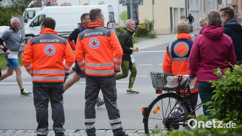 Auch das BRK ist im Einsatz. Archivbild: Gabi Schönberger
