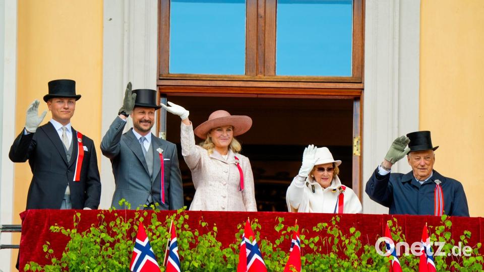 Am norwegischen Nationalfeiertag nahm Sonja (2.v.r.) am Sonntag wie geplant teil. Bild: Terje Pedersen/NTB/dpa