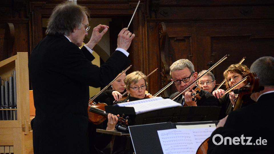 Dieter Müller dirigiert das Sinfonieorchester Weiden. Bild: Kunz
