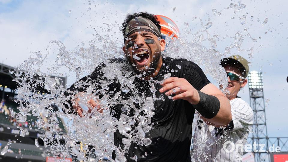 Edgar Quero wird von Colson Montgomery beglückwünscht und mit Eiswasser begossen. Bild: Nam Y. Huh/AP/dpa
