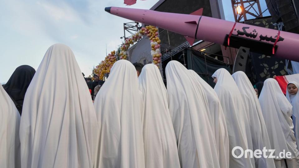 Massenhochzeit im Krieg Bild: Vahid Salemi/AP/dpa