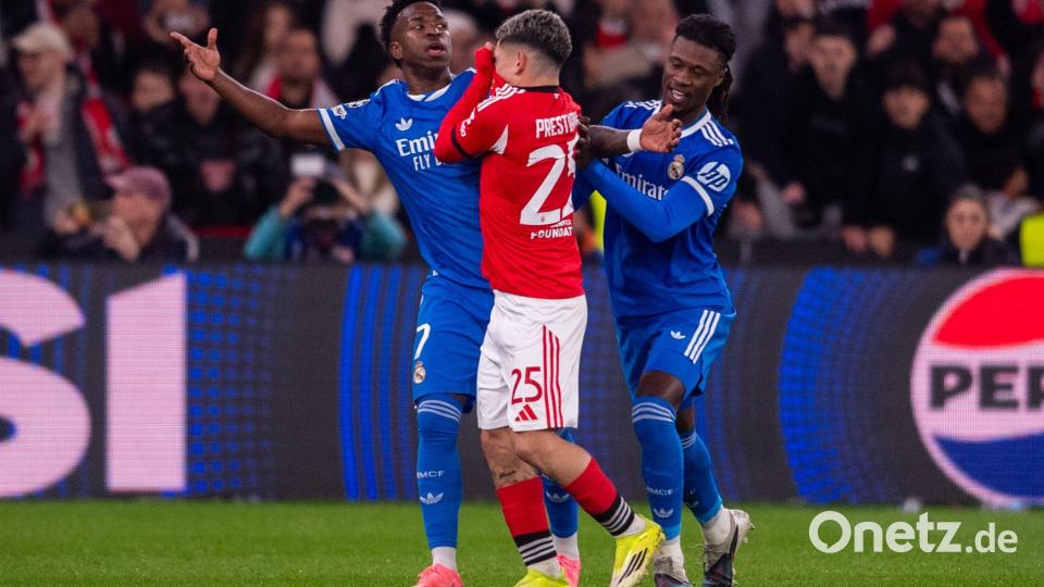 Auslöser für eine Regelverschärfung: Gianluca Prestianni (M) beleidigt Vinícius Júnior (l) und hält sich dabei das Trikot vor den Mund. (Archivbild) Bild: Miguel Lemos/ZUMA Press Wire/dpa