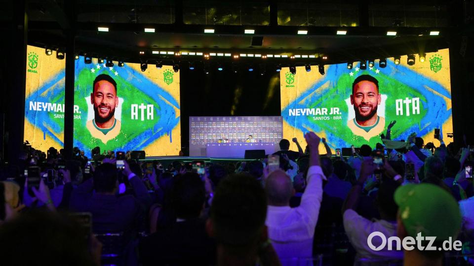 Auf dem Bildschirm ist ein Bild von Neymar zu sehen. Bild: Silvia Izquierdo/AP/dpa