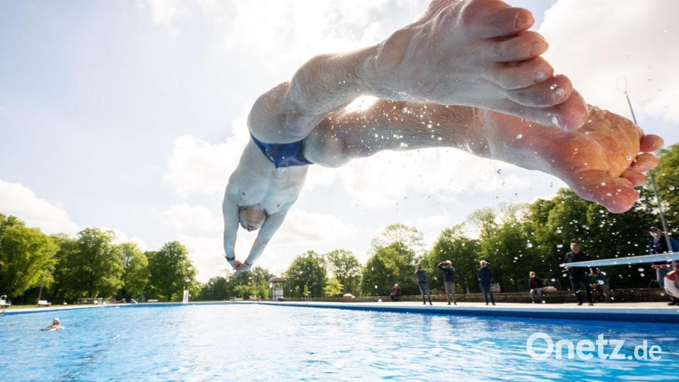 „Badehose und Sonnenhut statt Regenjacke und Regenschirm“ empfiehlt DWD-Meteorologe Schmid für das Wochenende. (Archivbild) Bild: Julian Stratenschulte/dpa