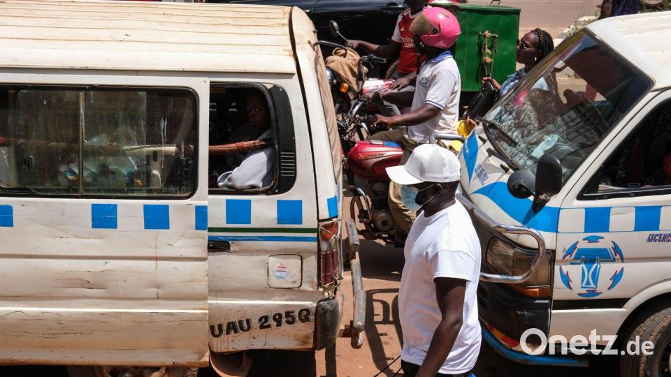 Uganda: Schutzmaske in der Menge – WHO erklärt Gesundheitsnotstand wegen Ebola-Ausbruch Bild: Hajarah Nalwadda/AP/dpa