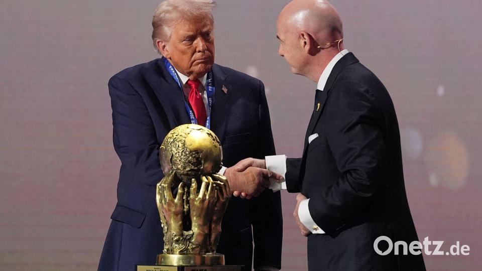 Donald Trump und FIFA-Präsident Gianni Infantino (r) dürften bei der WM im Blickpunkt stehen. (Archivbild) Bild: Jacquelyn Martin/AP/dpa