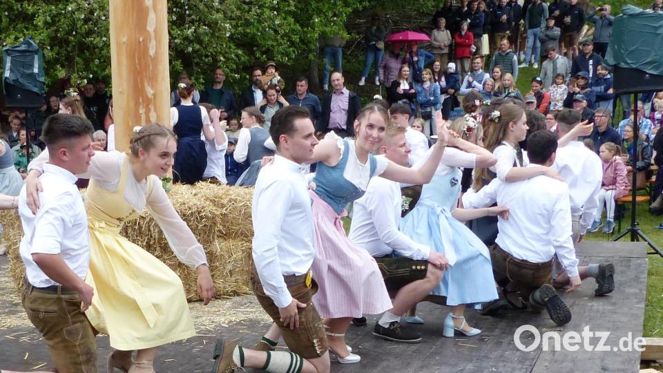 Beim Kirwabaum-Austanzen zeigten die Kastler Kirwaleit was sie für Tänze in schweißtreibenden Übungsstunden erlernt haben. Bild: jp