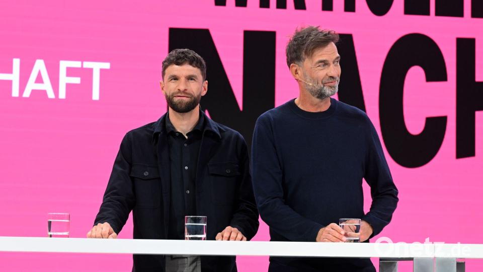 Thomas Müller (l) und Jürgen Klopp sind Experten bei MagentaTV. (Archivbild) Bild: Felix Hörhager/dpa