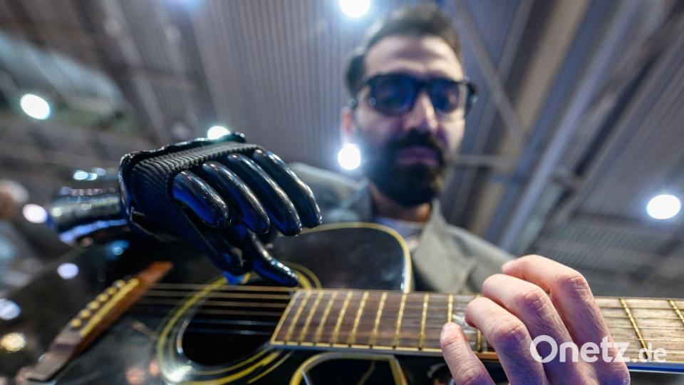 Leipzig: Gitarrenklang mit Hightech – Musiker spielt mit Prothese auf der OTWorld 2026 Bild: Hendrik Schmidt/dpa