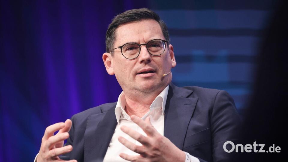 Die Einnahmen in der Europa League freuen auch Finanzvorstand Oliver Leki. (Archivbild) Bild: Christian Charisius/dpa