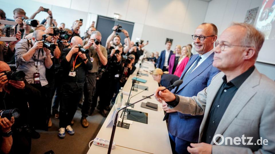 Berlin: Kanzler trifft SPD-Fraktion - Merz und Miersch bei der Sitzung im Bundestag Bild: Kay Nietfeld/dpa