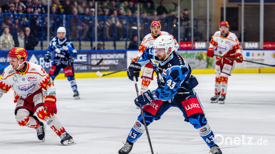 Die Verteidiger Fabian Ribnitzky (Mitte) und Maximilian Kolb werden die Blue Devils Weiden verlassen. Bild: Elke Englmaier