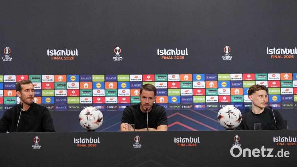 Die Familie von Trainer Julian Schuster (l) wird beim Europa-League-Finale mit im Stadion sein. Bild: Francisco Seco/Pool AP/AP/dpa