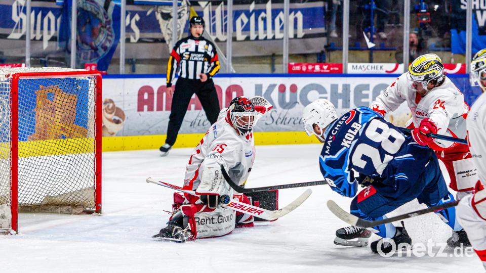 Die Verteidiger Fabian Ribnitzky und Maximilian Kolb (blaues Trikot) werden die Blue Devils Weiden verlassen. Archivbild: Elke Englmaier