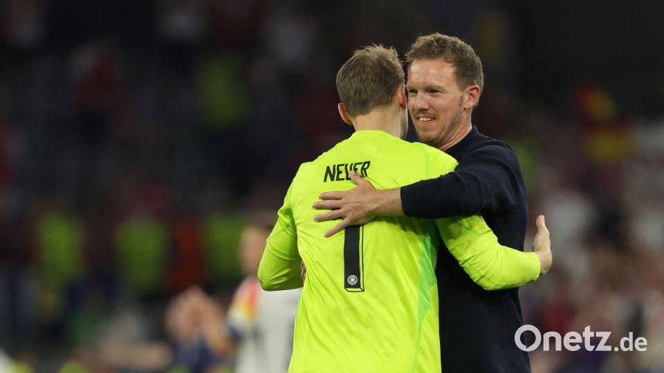 Bundestrainer Nagelsmann umarmt Torwart Neuer. (Archivbild) Bild: Christian Charisius/dpa