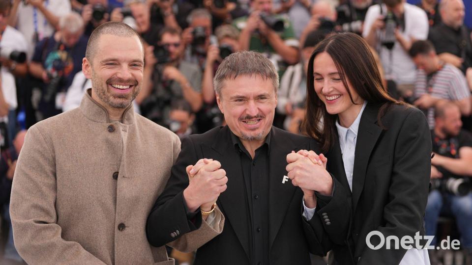 Sebastian Stan (l-r), Regisseur Cristian Mungiu und Renate Reinsve bei der Vorstellung ihres Films „Fjord“. Bild: Andreea Alexandru/Invision/AP/dpa