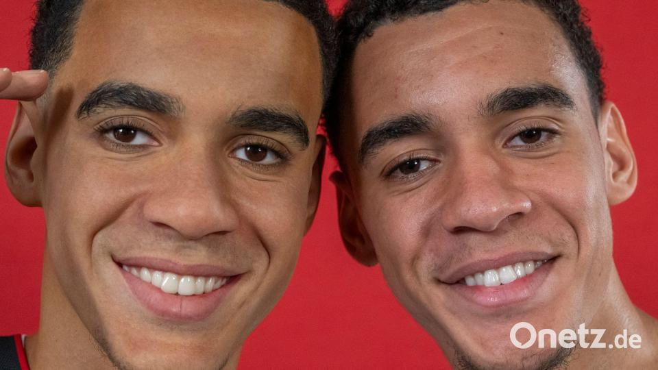 Welcher ist der echte? Jamal Musiala (rechts) und seine Wachsfigur von Madame Tussauds. Bild: Peter Kneffel/dpa