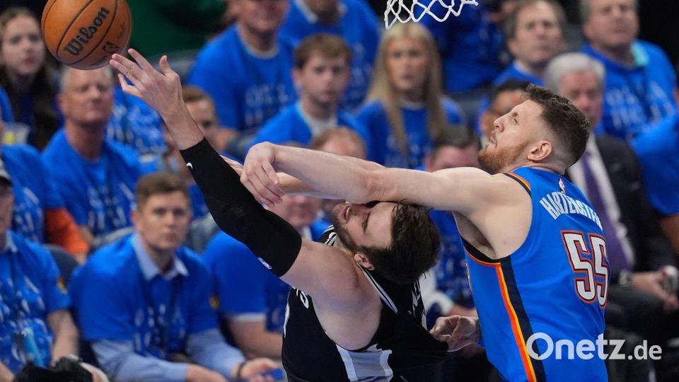 Isaiah Hartenstein (55) blockt einen Wurf von Luke Kornet (7). Bild: Tony Gutierrez/AP/dpa