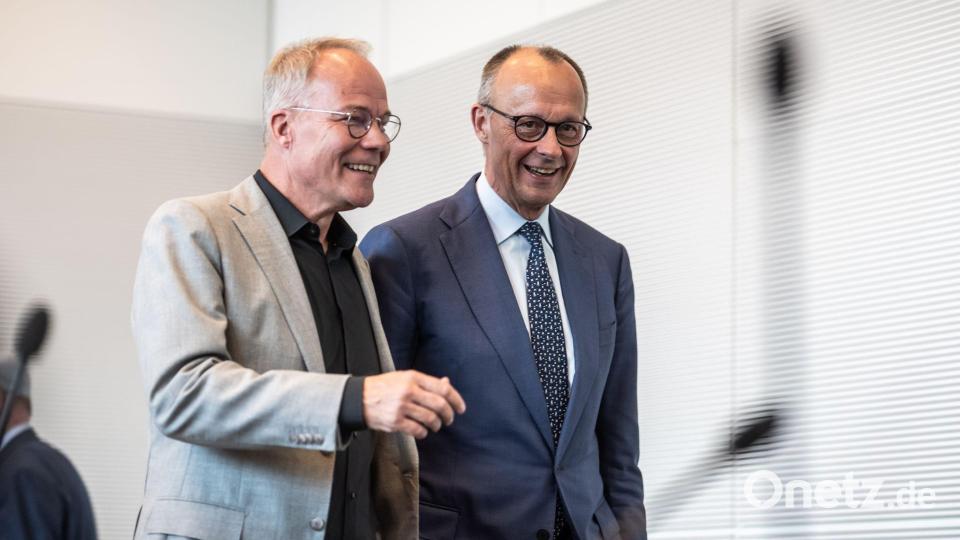 Gute Laune bei SPD-Fraktionschef Miersch und Kanzler Merz, zumindest für diesen Tag. Bild: Michael Kappeler/dpa