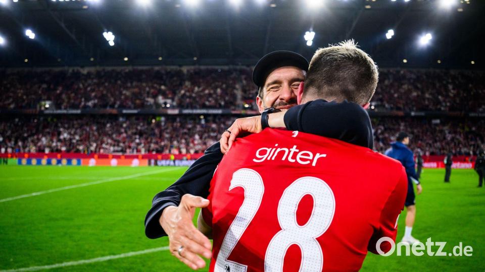 Zwei wichtige Erfolgsfaktoren: Trainer Julian Schuster (hinten) und Matthias Ginter (vorn). (Archivbild) Bild: Tom Weller/dpa