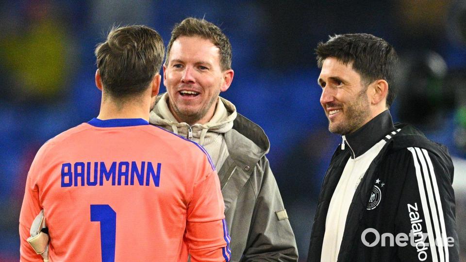 Bundestrainer Nagelsmann (M) spricht mit Oliver Baumann (l). (Archivbild) Bild: Tom Weller/dpa