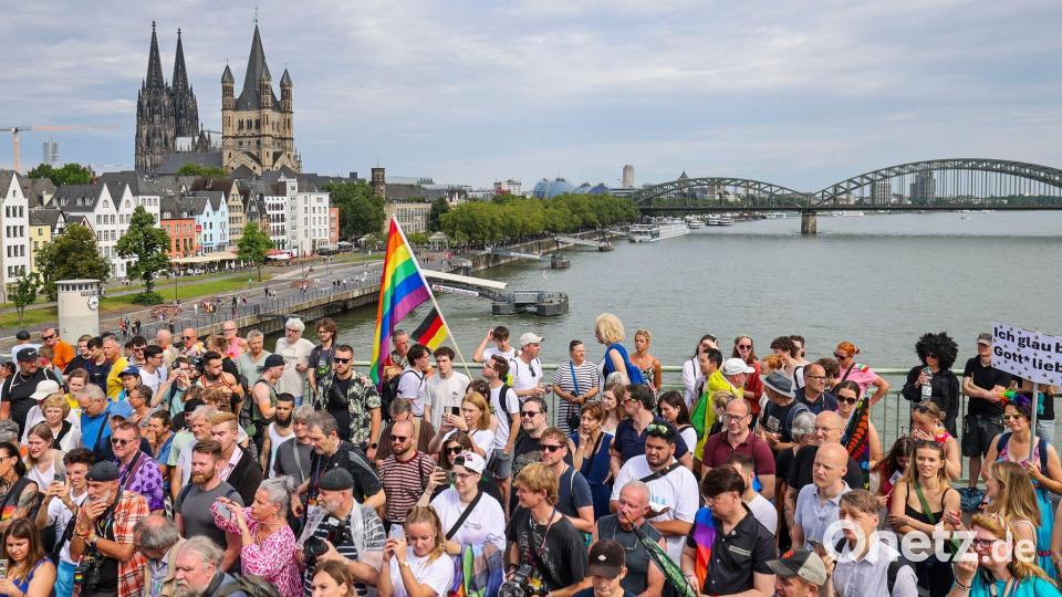 Alle Jahre wieder am ersten Juli-Wochenende gibt es in Köln die große Pride-Demo. (Archivbild) Bild: Christoph Reichwein/dpa