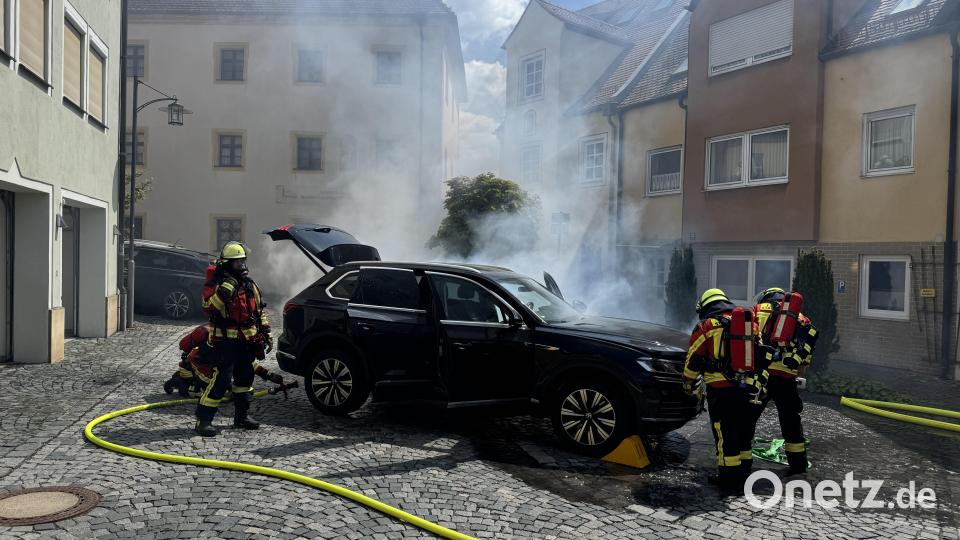 In einer Garage am Kemnather Stadtplatz geriet am Montagvormittag ein Elektro-Hybrid-Auto in Brand. Die Feuerwehren hatten den Fahrzeugbrand schnell unter Kontrolle. Bild: mde