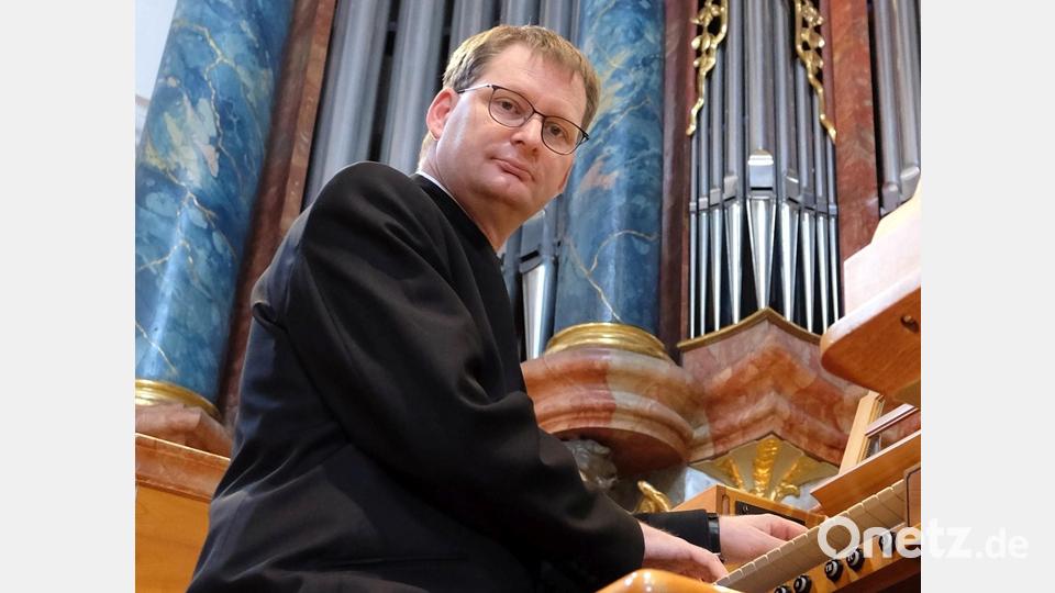 KMD Andreas Sagstetter begleitet das Ensemble an der Orgel. Bild: Klaus Schoefl