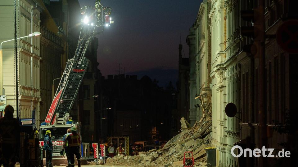 Eine Drehleiter der Feuerwehr ragt über dem Trümmerfeld des eingestürzten Haus in der Innenstadt von Görlitz. Bild: Paul Glaser/dpa