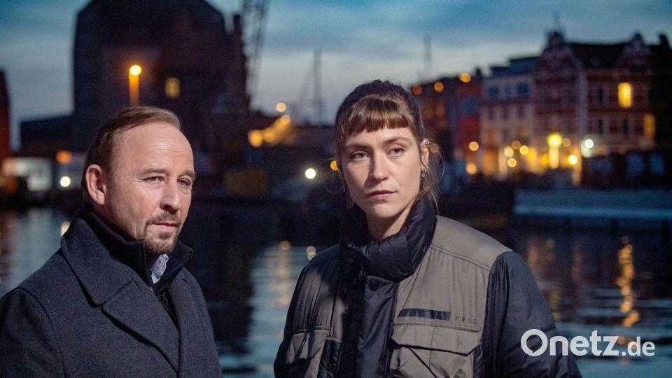 In der Krimireihe „Stralsund“ ermittelte Held (l) mit Sophie Pfennigstorf. (Archivbild) Bild: Stefan Sauer/dpa
