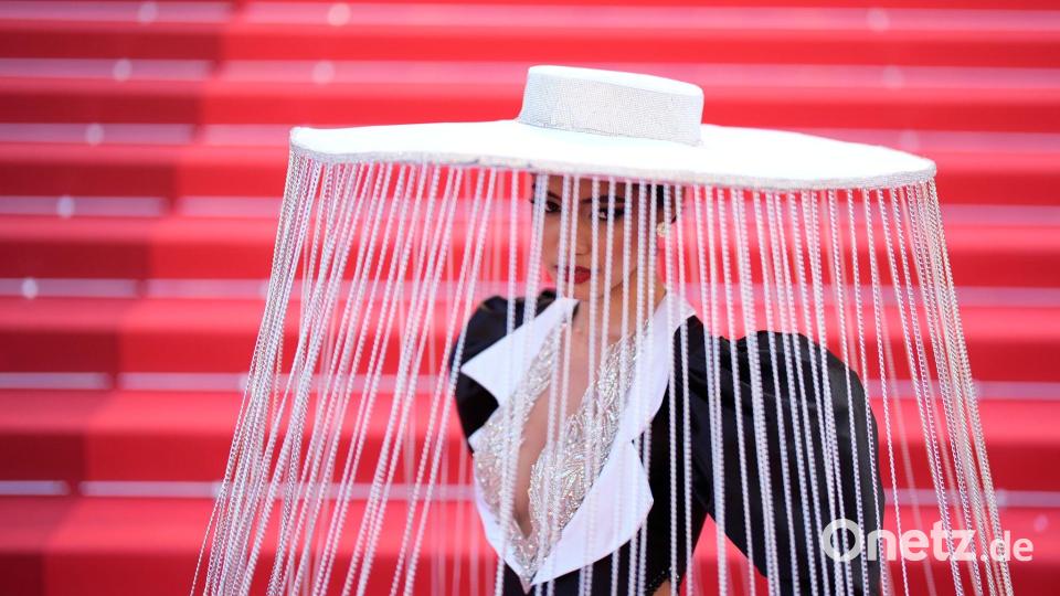 Hinterm Vorhang - Rakele Menjivar in Cannes Bild: John Locher/Invision/AP/dpa